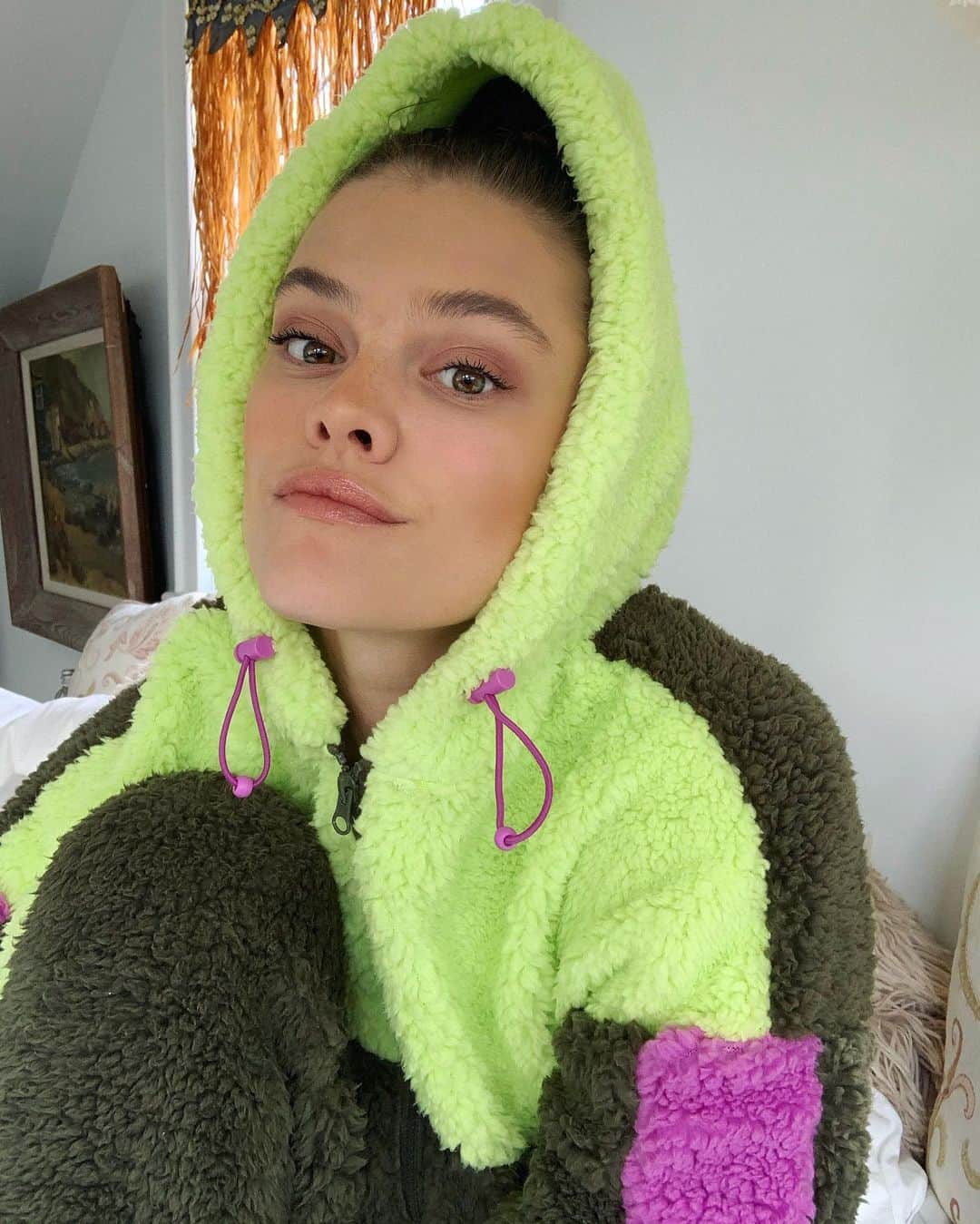 ニーナ・アグダルのインスタグラム：「Staying cozy and always hungry af these days」