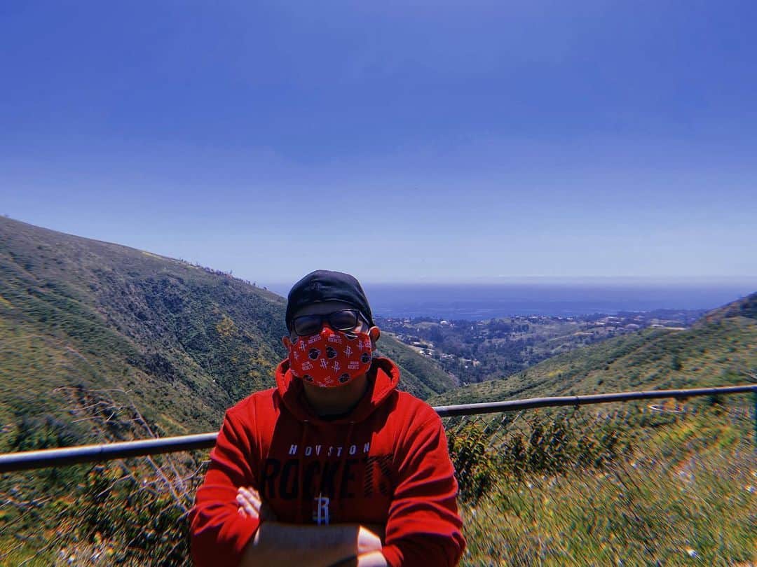 リコ・ロドリゲスのインスタグラム：「Day trip outside. Decided to take the scenic route 👏🏽👏🏽 (Can you tell I’m a @houstonrockets fan?) 📸: @rainydaychatter」