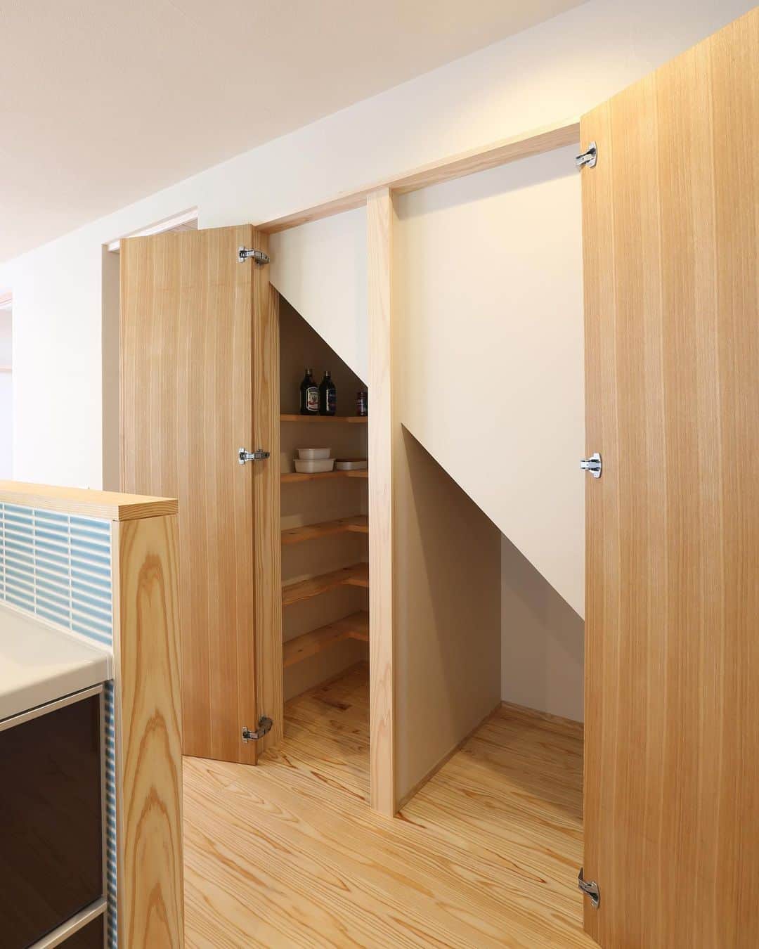 安成工務店さんのインスタグラム写真 安成工務店instagram 階段下のパントリー収納 左側には食材を貯蔵 右側には掃除用具などを収納して 階段下もうまく有効活用します More Photos Yasunari Komuten 安成工務店 Yasunari 工務店 注文住宅 住宅