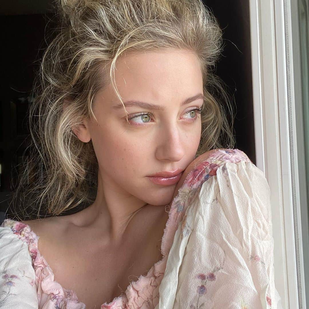 リリ・ラインハルトさんのインスタグラム写真 - (リリ・ラインハルトInstagram)「I can still be a @COVERGIRL from inside my house, OKAY???」4月15日 8時51分 - lilireinhart