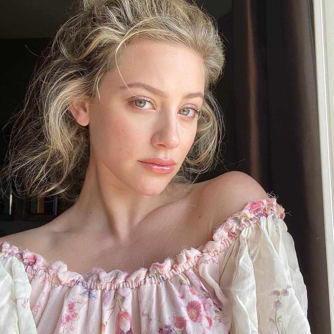リリ・ラインハルトのインスタグラム：「I can still be a @COVERGIRL from inside my house, OKAY???」