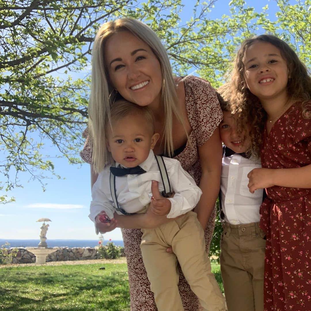 ブリット・ニコルのインスタグラム：「Hope everyone had a good weekend!! We had lots of fun at home and took some really cute pics 💛 love love my babies!!!」