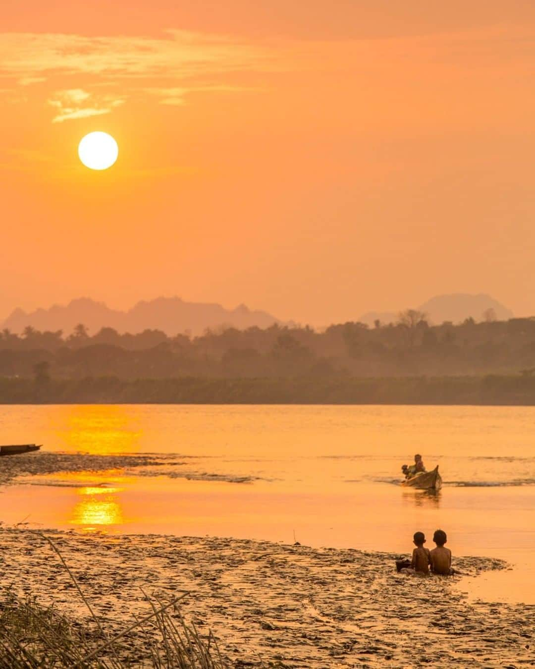 National Geographic Travelさんのインスタグラム写真 - (National Geographic TravelInstagram)「Photo by @emilypolar | Two little boys watch their father coming in on a tiny tugboat with fruits and vegetables from the fields across the Thanlwin River, also known as the Salween. The river flows from the Tibetan Plateau through Myanmar and the city of Hpa-an. To see more of Myanmar and beyond follow me @emilypolar. #Myanmar #Hpa-an」4月15日 9時04分 - natgeotravel