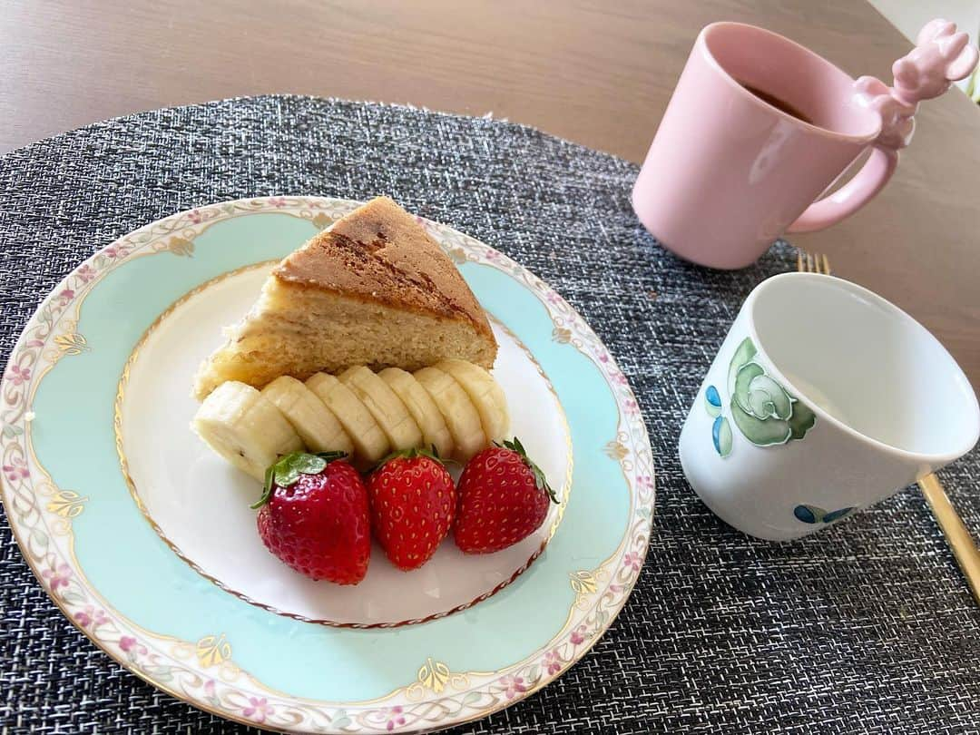 若井久美子のインスタグラム：「今朝の朝食バナナケーキ🍌 炊飯器で作ったからとーっても簡単。ホットケーキミックス一袋分と完熟させた潰したバナナ２本、卵、牛乳、ナッツ..ホットケーキミックスだとベーキングパウダー入れなくていいから楽ちんです🥞 #おうちで過ごそう  #お菓子をつくろう #今度インスタライブでお菓子作ろうかな」