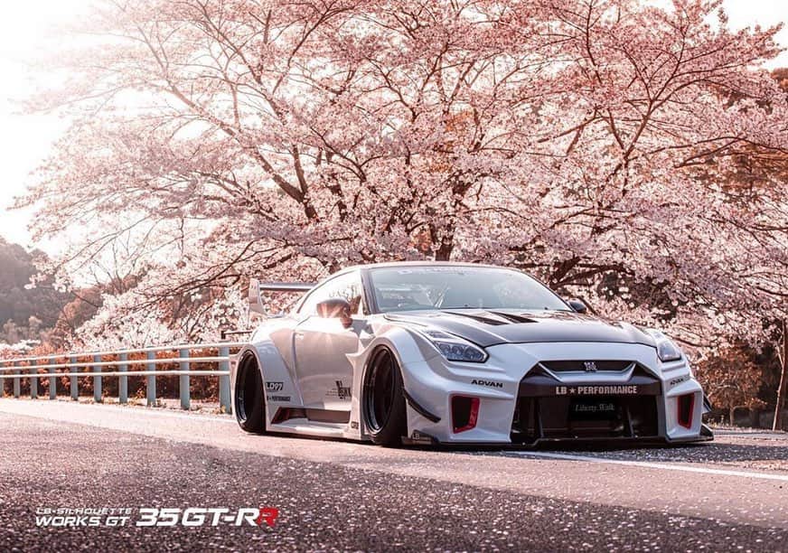 のインスタグラム：「Liberty walk自由に歩く！！！ LB★シルエットWORKS GTR 35RR SAKURA JAPAN😊  @libertywalkkato @nisaan@hirosta92  #libertywalk#libertywalkkato#nissan#nissangtrr35 #gtr35 #bride#fiexhaust #airrexsuspension #japan#gt300 #supercar#sakura🌸 #widebody#シルエット#cheisbrown #goodwoodfos#ltmw#lbwk#リバティーウォーク#lbworks#lbperformance #libertywalkeu#semashow」