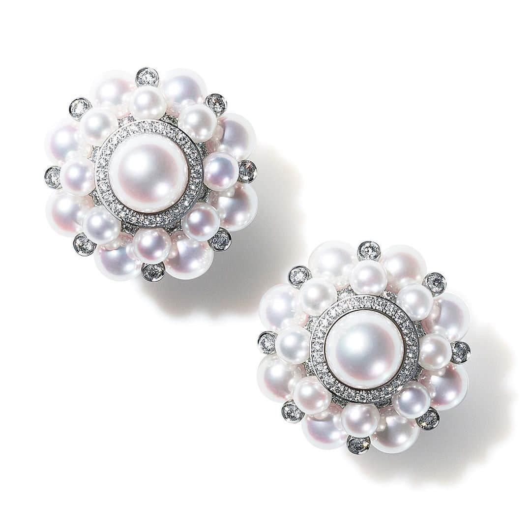 NIWAKAのインスタグラム：「Introducing the NIWAKA Pearl Collection earrings and ring. Known as the "Queen of Gems", pearls have been coveted for centuries, often noting great wealth and nobility. Using the highest quality of pearls, these elegant treasures of the ocean are delicately intertwined in a landscape of diamonds and set in 18k white gold. #Niwaka #NiwakaCollections #俄 #Pearls #Diamonds #18kWhiteGold #Oscars #RedCarpet」