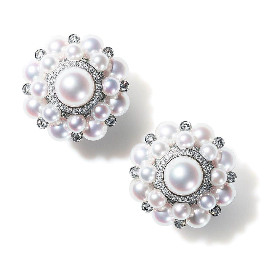NIWAKAのインスタグラム：「Introducing the NIWAKA Pearl Collection earrings and ring. Known as the "Queen of Gems", pearls have been coveted for centuries, often noting great wealth and nobility. Using the highest quality of pearls, these elegant treasures of the ocean are delicately intertwined in a landscape of diamonds and set in 18k white gold. #Niwaka #NiwakaCollections #俄 #Pearls #Diamonds #18kWhiteGold #Oscars #RedCarpet」