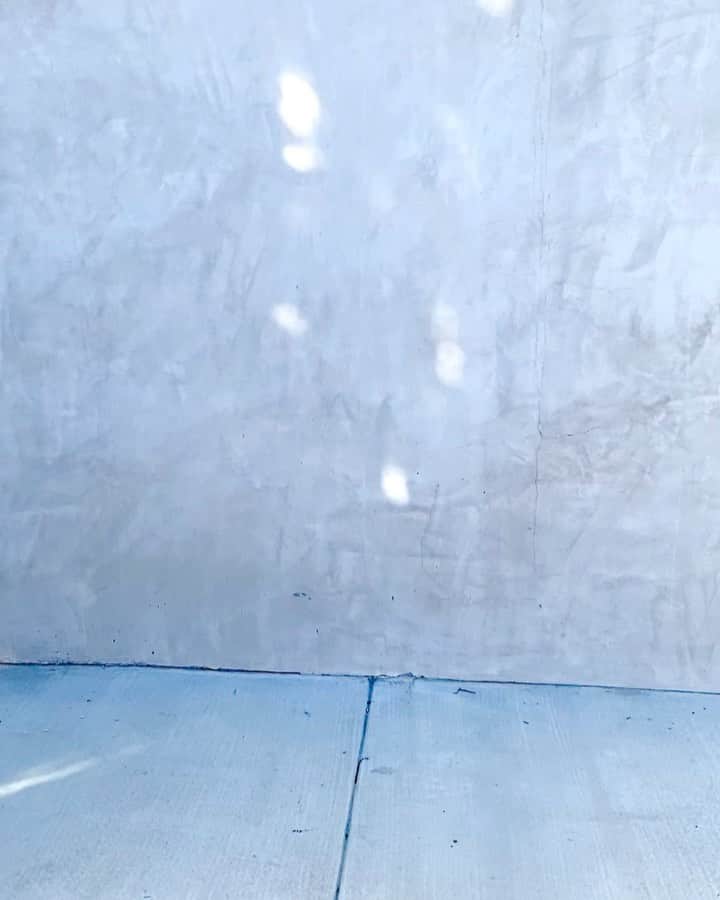 アデレード・ケインのインスタグラム：「Cult Gaia dance challenge!!! I’m a little late! #cultgaialetsdance @cultgaia ♥️♥️♥️」