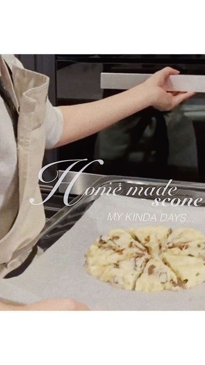 JUNNAのインスタグラム：「スタバのスコーンみたいにチョコがゴロゴロしてるスコーンが食べたくて😋  パンケーキミックスを使えば 簡単！失敗無し！  材料準備から、胃袋に収納するまで1時間以内です💪 週末のお家時間に... @junna  #junna🏠」
