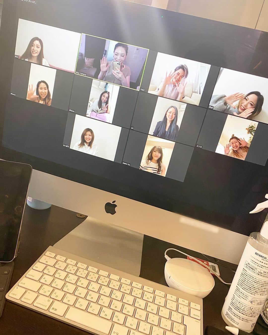 山名未紗のインスタグラム：「@luxbox.group  は休業しております。 店舗は東京渋谷ど真ん中 大阪心斎橋のど真ん中﻿ 経営者として従業員を守るため﻿ お客様のため、社会情勢を考えて苦渋の決断。﻿ ﻿ 嘆くのではなくやるべきことを考えるべき。﻿ 日々決断し、その決断は今と未来に﻿ どんな影響があるのかは自分次第。﻿ ﻿ 自粛し休業中だから出来ること。﻿ ﻿ 時間を共有しやすい。﻿ それならば従業員をサポートし﻿ オンラインで繋がり﻿ 技術向上、マインド向上できるよう﻿ 一旦、5月6日までの目標設定を決め﻿ 時間を最大限有意義に使う。﻿ ﻿ オンラインで一緒にレッスンできるなんて﻿ 楽しすぎますね！！﻿ ﻿ 経営者として資金繰りに関して頭を抱えるだけでなく覚悟を決めて決断していく必要がある。﻿ どんな局面でも信念をもって強くたくましく﻿ 明るいパワースポットのような経営者でありたいと思っている。﻿ ﻿ 従業員には常に最高の環境を提供するまでのこと。﻿ ﻿ 疲れたら自粛中でも空を見上げてみましょう。﻿ 毎日成長する植物に目を向けてみましょう。 ﻿ 綺麗事では終わらない泥臭いのが経営。﻿ ﻿ ______________________________  #ネイリストの為の色彩学 もzoomで配信しております！ ベージュレッスン編もzoom配信を 予定しております^_^ ____________________________﻿ ﻿」