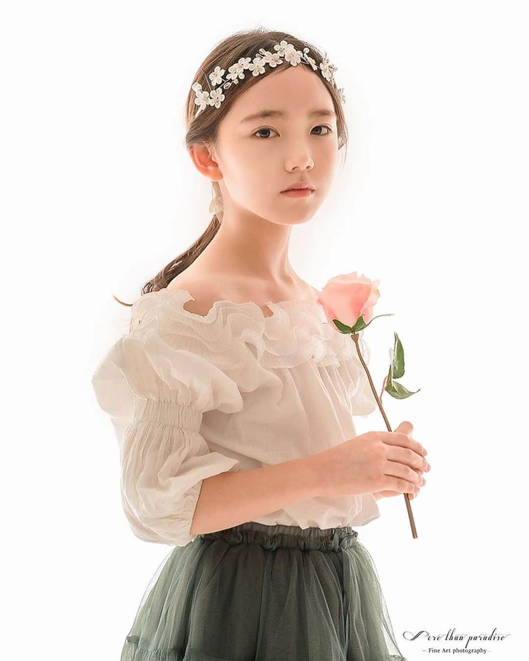ウンチェのインスタグラム：「. 놀러가고 싶게 , 오늘 날씨 정말 좋네요🌿 . . . #키즈모델 #아역배우 #이은채 #kidsmodel #juniormodel  #토요일 #주말 #날씨좋다 #☀️」