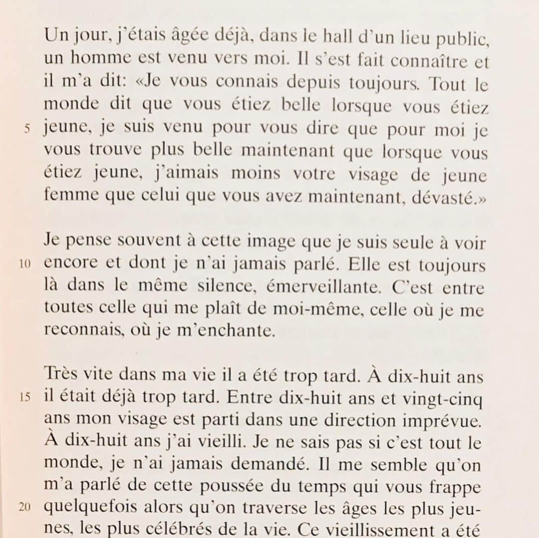 フローラン・ダバディーさんのインスタグラム写真 - (フローラン・ダバディーInstagram)「L’Amant, de Marguerite Duras, mon premier choc littéraire. Je ne suis pas musicien mais j’aime les auteurs dont la prose est très rythmée, la ponctuation presque théâtrale. 📖 『愛人ラマン』は何より、句読点においてお手本の文体です。デュラス文章のリズムは天才的で、読みやすいです。ワイルドな教養小説である古典文学。 Sur le passage de la première page du roman, on a tout Duras : les phrases courtes, à bout de souffle, entre deux cigarettes. Mais aussi sa mélancolie et ses blessures. 📕 「ある日、もう若くはないわたしなのに、とあるホテルのロビーで、一人の男が寄ってきた。男は言った。｛以前から存じ上げてます。若いころはおきれいだったと、みなさん言いますが、お若かった時より、いまのほうが、ずっとお美しいで、それを申し上げたかった。若いころのお顔より、いまの顔のほうが、わたしは好きです。嵐のとおりすぎたその顔のほうが〕」。 ✏️デュラスの醸し出すオーラに圧倒される男性はそれでも勇気を持って彼女に話をかけるシーンです。お二人の心がドキドキと体現する句読点のリズム。緊張のあまりに、ぎこちない話し方の男性。 🖋 #lacompagniedesauteurs #stayathome文学」4月11日 12時27分 - florent_dabadie