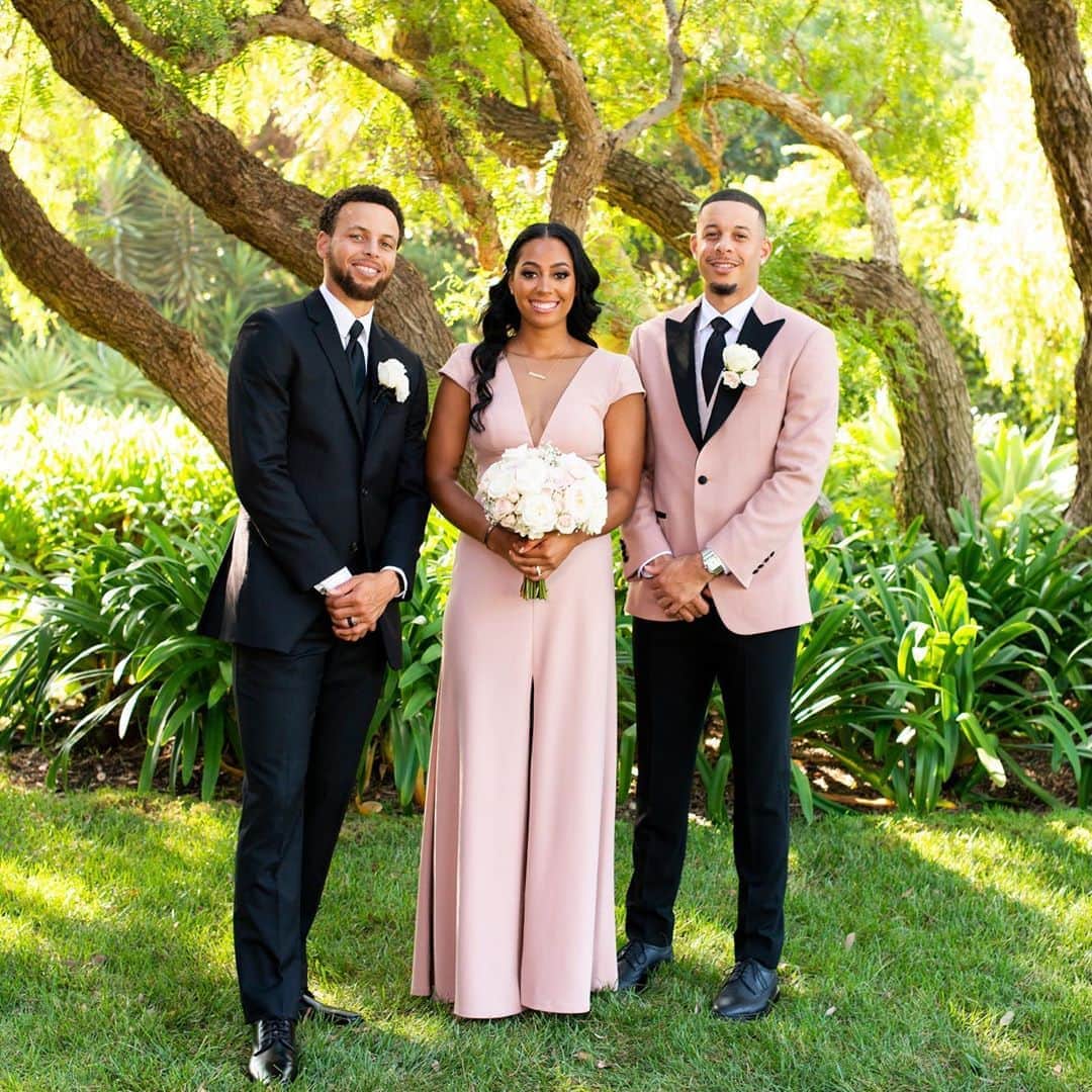 セス・カリーのインスタグラム：「While they went young & cute I’m gonna keep it grown & classy #nationalsiblingday  @sydelcurrylee @stephencurry30」