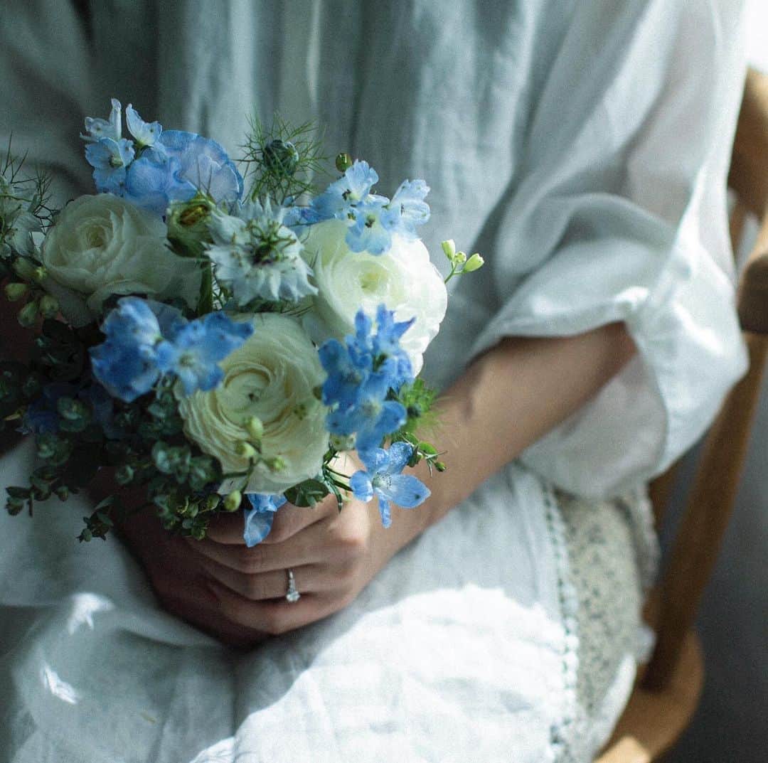 BRILLIANCE+（ブリリアンス+）さんのインスタグラム写真 - (BRILLIANCE+（ブリリアンス+）Instagram)「. 幾重にも重なった花びらが 愛らしいラナンキュラス。 花言葉は「とても魅力的」。 白色には「純潔」という意味もあるそう。 贈り物やウェディングブーケにも ぴったりですね。 . #暮らしとジュエリー #ブリリアンスプラス #結婚指輪 #マリッジリング #ラナンキュラス #花束 #ブーケ #暮らしを愉しむ #marriagering  #jewelry #flowers #ranunculus #bouquet」4月11日 12時28分 - brilliance_plus