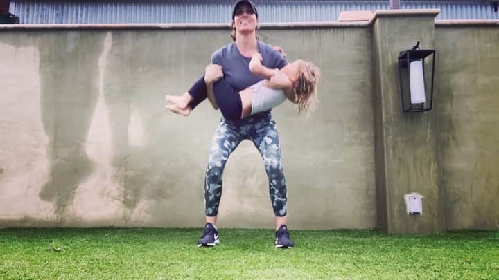 ダニエラ・ルーアのインスタグラム：「Just a few of the exercises from today’s home workout! Started with a 5k stationary bike and then ran 1mile at the end. Thank you for the suggestions! Keep them coming💪🏼 How is everyone staying healthy from home? . Apenas alguns dos exercícios feitos em casa hoje! 5km de bicicleta para aquecer e 1.6km a correr no fim. Obrigada pelas sugestões! Que venham mais 💪🏼 Como é que estão todos a manter a saúde a partir de casa? . #homeworkout #stayingstrong #familytime #exercise #workout #wod #run #bike #core #legs #kids 🎵 “Storm” by @surieofficial」