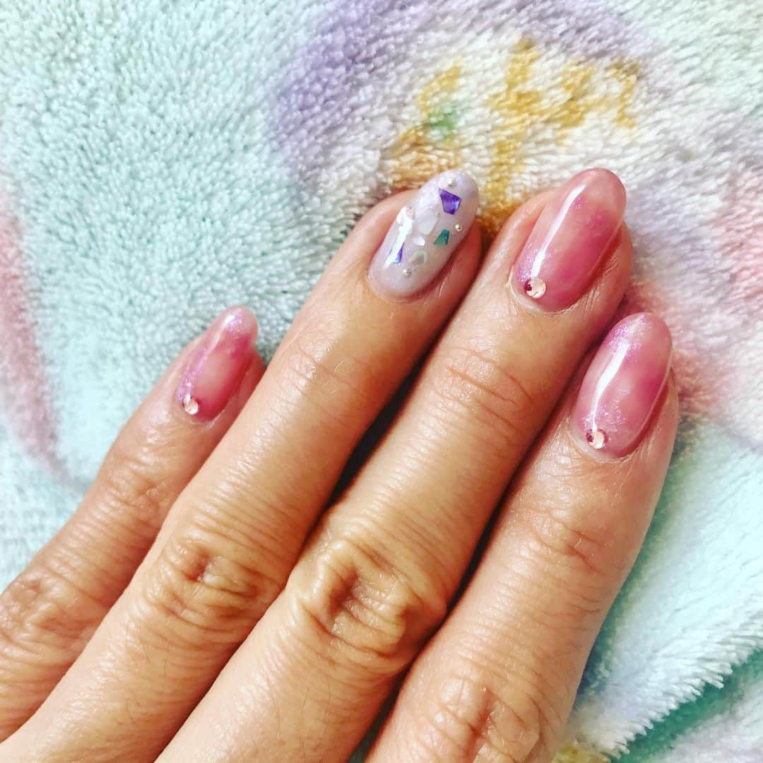 井脇幸江さんのインスタグラム写真 - (井脇幸江Instagram)「先週ギリギリで行けたネイル💅いつもより短めで。  明るい気持ちになれるように、優しいピンクと大好きなパープル系で🥰💕 ふっと、笑顔になれる💓  下はルームウェア😅  #明るい気持ち  #ネイル  #ルームウェア #井脇幸江 #好きな色」4月11日 12時52分 - yukie.iwaki