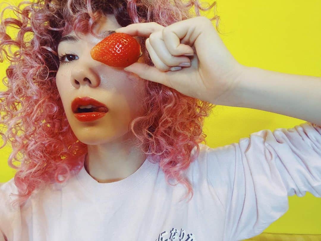 仲里依紗のインスタグラム：「. 今日の夜20時に YouTubeにおうちでいちご狩り動画アップするよー🍓👐🏻❣️✨✨✨ . 是非チェックしてね☺️ . #LAで買ったウィッグが大活躍 #なぞの即興芝居 #私は一体何になりたいのだろう」
