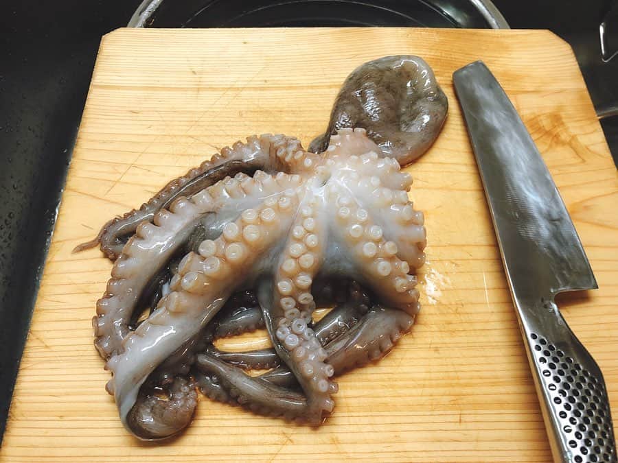 土井コマキのインスタグラム：「淡路島出身のスタッフさんに、速く元気になーれと、生ダコ貰いましてん。初めて下処理から自分でやりましてん。 淡路島では生姜醤油で食べるそうです。術後の養生に合ってるか分かりませんが、タウリン効果でタウリンリン♪ごちそうさまです。ありがとうございました。 残り半分は酢の物に。 #ジャスタジスイ」