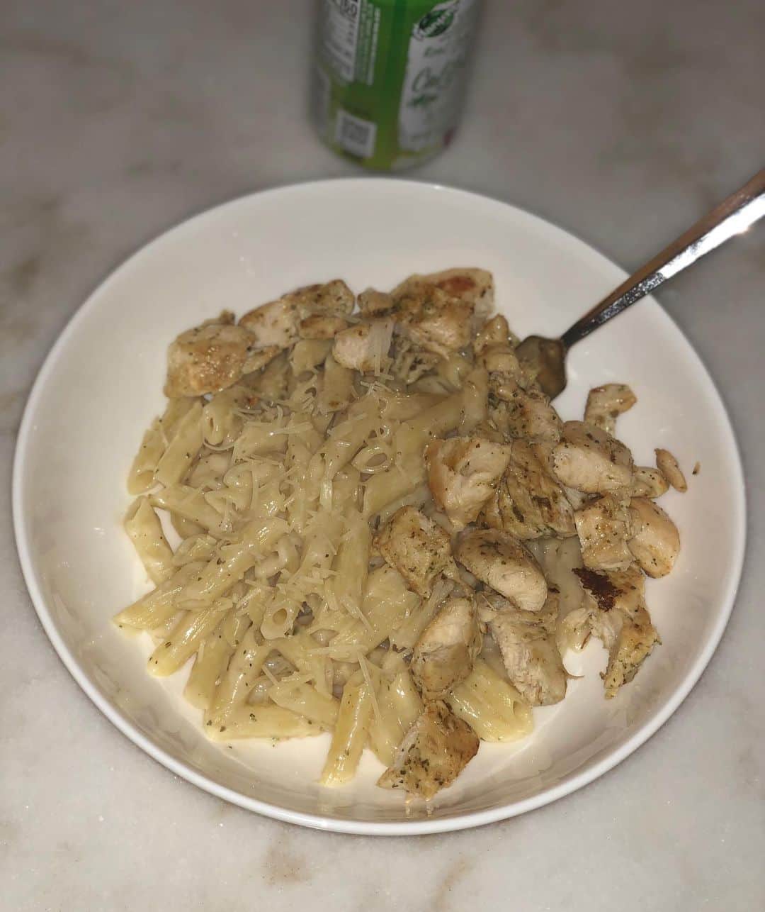 Phil Heathのインスタグラム：「Organic Penne Pasta with Alfredo Sauce & 8 ounces of Pesto Chicken with a Ginger Ale to wash it down 💪🏽 thanks babe @shuriecremona this meal has zero chance of ...」