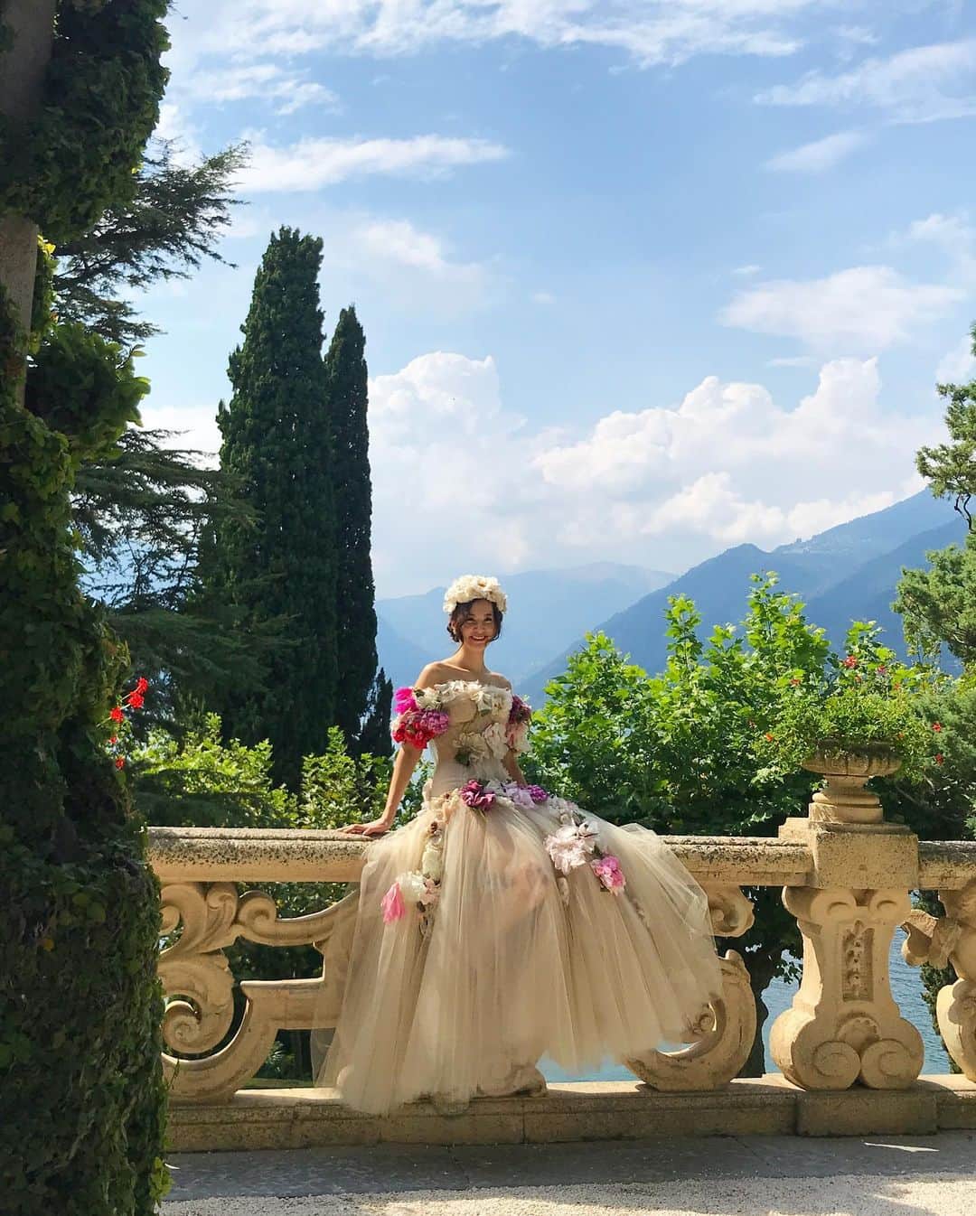 平山美春さんのインスタグラム写真 - (平山美春Instagram)「結婚式について💒👰🤵 ゆっくり書こうと思ってましたが☺️ 昨年の9月にイタリア・コモ湖で挙げた結婚式✨💍 . 場所はイタリア・コモ湖のヴィラ・デル・バルビアネッロ🏰どうしてもここで式が挙げたくてわがまま言いました😅 スター・ウォーズでパドメアミダラと後々のダースベイダーが式を挙げたとされる場所のロケ地なんです😊スターウォーズ好きの私は映画の中でこのシーンが綺麗すぎて、どうしてもここで挙げたいと思ってました✨(旦那さんと出会う前から🤣) . 船でしか来れない場所なので、ホテルの前から船で移動して🚢ドレスを運ぶのが大変でしたが、皆さんにたくさんご協力いただき、無事に綺麗な写真も撮る事ができました😢 この日は本当は雨予報(しかも嵐系の)だったんですが、結婚式が終わるまでは見事に晴れ☀️ほんとにお天気に恵まれました☺️✨ . 少しずつドレスについて等、記事にしていきますね✨ . #wedding #weddingdress #weddingphotography #weddinginspiration #weddingday  #lakecomo #como #italy #italywedding #comowedding  #結婚式 #海外挙式 #挙式 #挙式レポ  #結婚 #コモ湖 #イタリア #イタリア旅行 #イタリア挙式」4月11日 13時13分 - miharuhirayama
