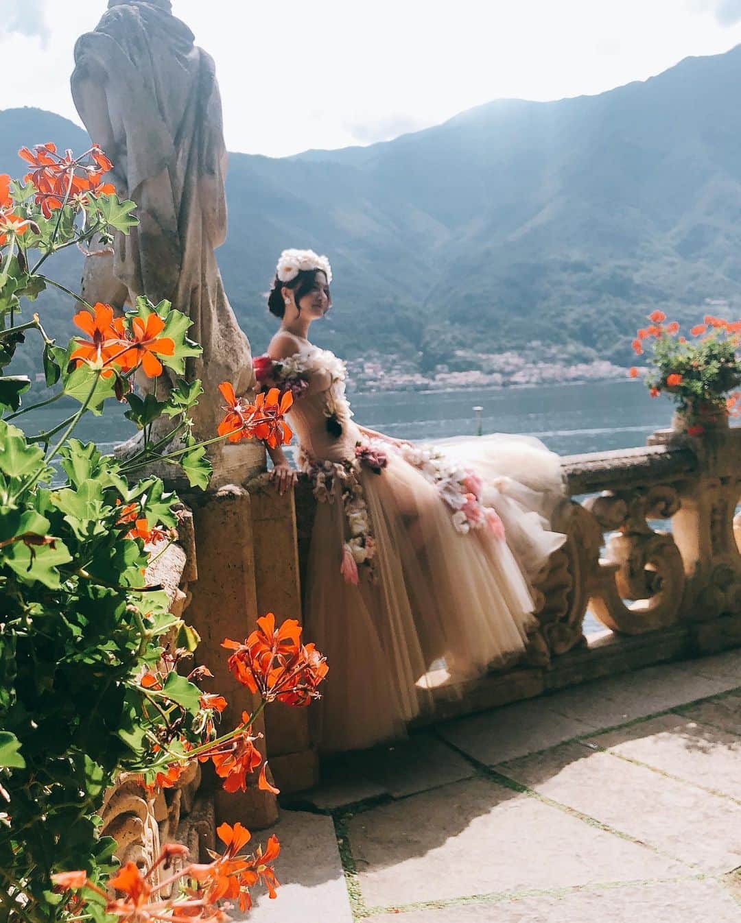 平山美春さんのインスタグラム写真 - (平山美春Instagram)「結婚式について💒👰🤵 ゆっくり書こうと思ってましたが☺️ 昨年の9月にイタリア・コモ湖で挙げた結婚式✨💍 . 場所はイタリア・コモ湖のヴィラ・デル・バルビアネッロ🏰どうしてもここで式が挙げたくてわがまま言いました😅 スター・ウォーズでパドメアミダラと後々のダースベイダーが式を挙げたとされる場所のロケ地なんです😊スターウォーズ好きの私は映画の中でこのシーンが綺麗すぎて、どうしてもここで挙げたいと思ってました✨(旦那さんと出会う前から🤣) . 船でしか来れない場所なので、ホテルの前から船で移動して🚢ドレスを運ぶのが大変でしたが、皆さんにたくさんご協力いただき、無事に綺麗な写真も撮る事ができました😢 この日は本当は雨予報(しかも嵐系の)だったんですが、結婚式が終わるまでは見事に晴れ☀️ほんとにお天気に恵まれました☺️✨ . 少しずつドレスについて等、記事にしていきますね✨ . #wedding #weddingdress #weddingphotography #weddinginspiration #weddingday  #lakecomo #como #italy #italywedding #comowedding  #結婚式 #海外挙式 #挙式 #挙式レポ  #結婚 #コモ湖 #イタリア #イタリア旅行 #イタリア挙式」4月11日 13時13分 - miharuhirayama