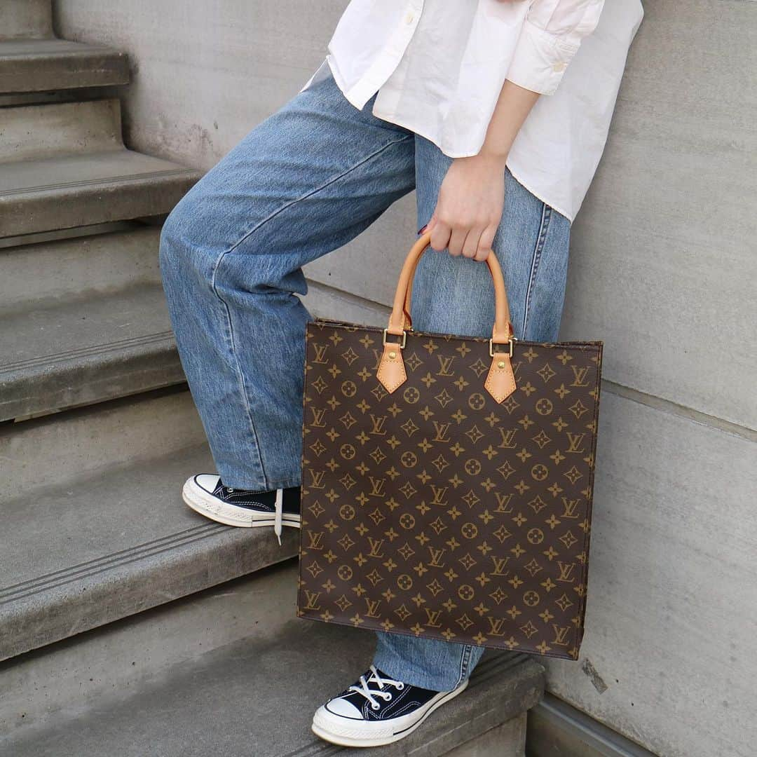 Vintage Brand Boutique AMOREさんのインスタグラム写真 - (Vintage Brand Boutique AMOREInstagram)「Louis Vuitton monogram Sac Plat  This item is only available at the store but we accept the order by DM. Please DM us if you are interested in the item!  #lvsacplat Free Shipping Worldwide✈️ DM for more information ≫ ≫ ≫✉️ info@amorevintagetokyo.com  #ヴィンテージ #ルイヴィトン#ヴィンテージルイヴィトン#ヴィンテージヴィトン #モノグラム  #ヴィンテージブランドブティック #アモーレ #アモーレトーキョー #表参道 #東京 #青山  #vintage #louisvuitton #LV #LVvintage #vintagelouisvuitton  #vuitton #damier #monogram #vintagebrandboutique」4月11日 13時26分 - amore_tokyo