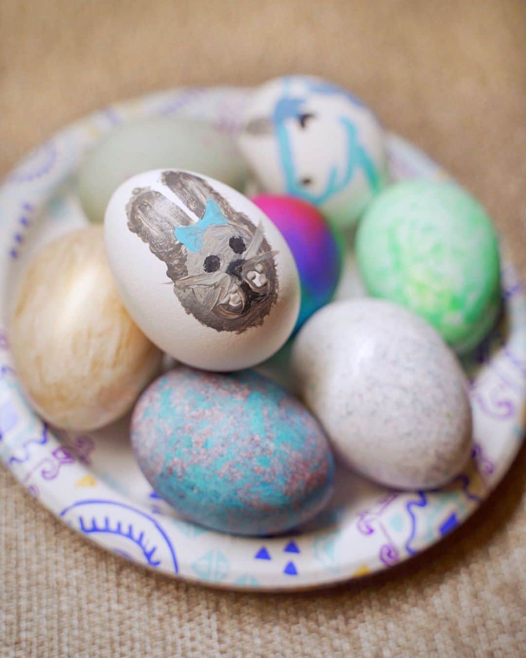 アシュリン・ピアースのインスタグラム：「Thank you to everyone who joined me on my Instagram Live tonight as I decorated Easter eggs! Hope you’ll all tune in again next Friday to hang out and talk with me again! And don’t forget to join me on Sunday’s Instagram Live at 6pm for an Easter edition of #InstaBake! 💕 📷: @mlsolomon  #AshlynPearce #Instagram #InstagramLive #Actress #Actor #Model #Models #Easter #EasterEggs #Decorating #Holiday #Fun #Silly #Bunny #Unicorn #Painting #Adventure #Director #SonyCamera #SpeakYourself #LoveYourself #Celebration #Personality #Art #KeepSmiling #Quarantine #Love #DIY #Creative」