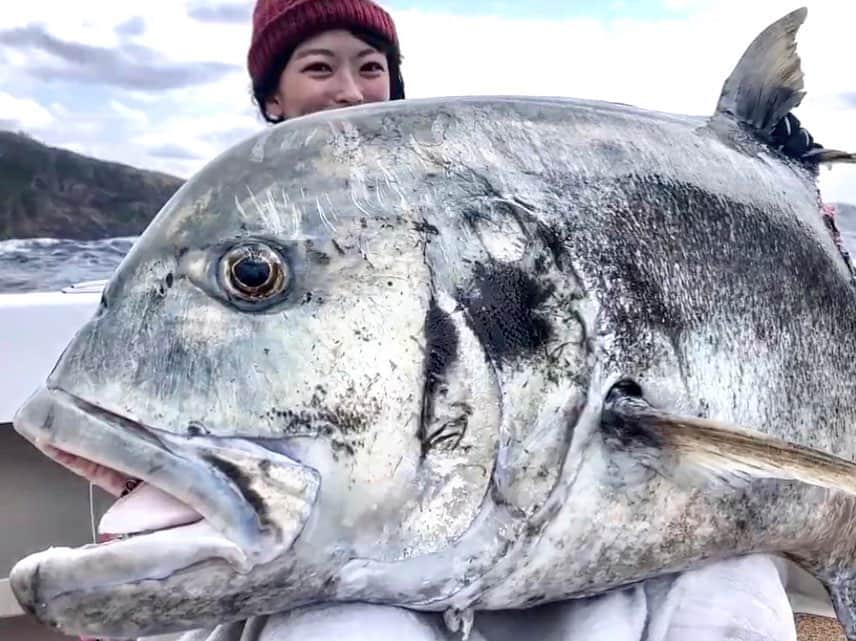 高本采実さんのインスタグラム写真 - (高本采実Instagram)「🎣 ~request~ ・過去のベストショット ・大型魚シリーズ . 以前のストーリーでの 回答・リクエストありがとうございます☺︎ . 2019.7 キハダ 2019.12 シュモクザメ・ヒラマサ 2020.3 GT（シャークアタック） . やはり現段階での私のベストショットは このキハダの釣果写真ですねW(`0`)W . 今後これを超えることができるような釣果を目指して、 これからも頑張っていきたいです(*˙˘˙*)ஐ . GT、クロマグロ、カジキ、サメ をサクッと釣れるような カッコイイ大物ハンターになりたい！！ . . . . . #キハダ #yellowfintuna #yellowfin #tuna #キハダマグロ #マグロ #シュモクザメ #ハンマーヘッド #hammerheadshark  #ヒラマサ #平政 #ロウニンアジ #ジャイアントトレバリー #GT #gianttrevally  #大型魚 #巨大魚 #大物 #釣り #釣果 #釣りフォト #釣り好き #釣りガール #アングラー #angler #fishinggirl #钓鱼 #高本采実 #あやみん #ayamistagram」4月11日 13時27分 - ayami__summer