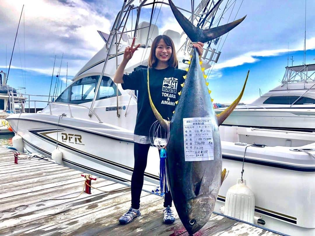 高本采実さんのインスタグラム写真 - (高本采実Instagram)「🎣 ~request~ ・過去のベストショット ・大型魚シリーズ . 以前のストーリーでの 回答・リクエストありがとうございます☺︎ . 2019.7 キハダ 2019.12 シュモクザメ・ヒラマサ 2020.3 GT（シャークアタック） . やはり現段階での私のベストショットは このキハダの釣果写真ですねW(`0`)W . 今後これを超えることができるような釣果を目指して、 これからも頑張っていきたいです(*˙˘˙*)ஐ . GT、クロマグロ、カジキ、サメ をサクッと釣れるような カッコイイ大物ハンターになりたい！！ . . . . . #キハダ #yellowfintuna #yellowfin #tuna #キハダマグロ #マグロ #シュモクザメ #ハンマーヘッド #hammerheadshark  #ヒラマサ #平政 #ロウニンアジ #ジャイアントトレバリー #GT #gianttrevally  #大型魚 #巨大魚 #大物 #釣り #釣果 #釣りフォト #釣り好き #釣りガール #アングラー #angler #fishinggirl #钓鱼 #高本采実 #あやみん #ayamistagram」4月11日 13時27分 - ayami__summer