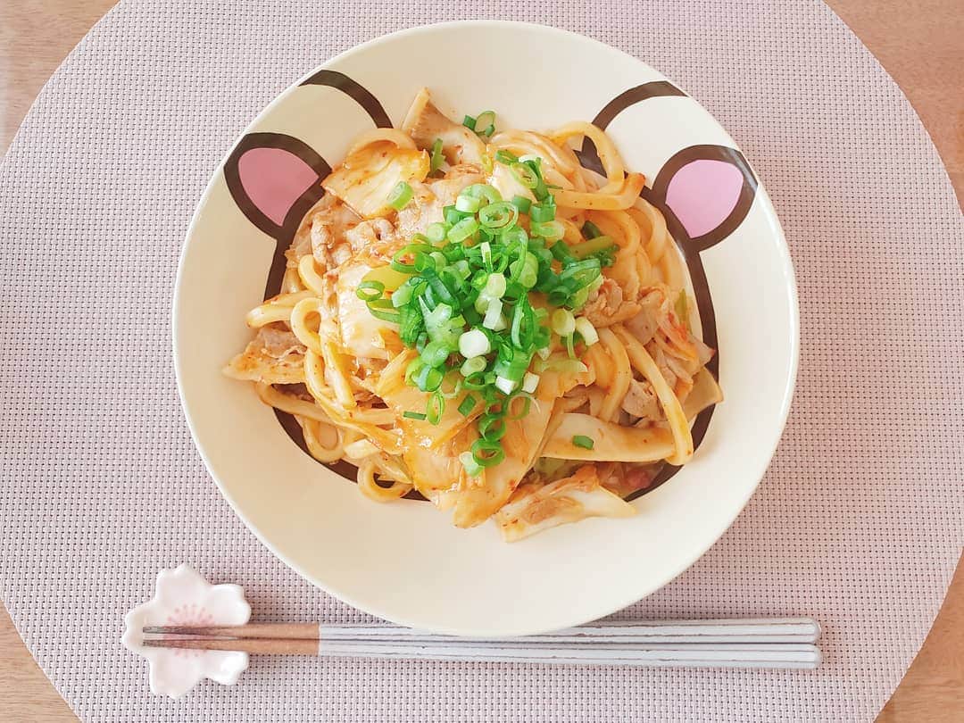 葉山いくみのインスタグラム：「朝昼ごはんにキムチうどん～☺️ #おうちごはん」