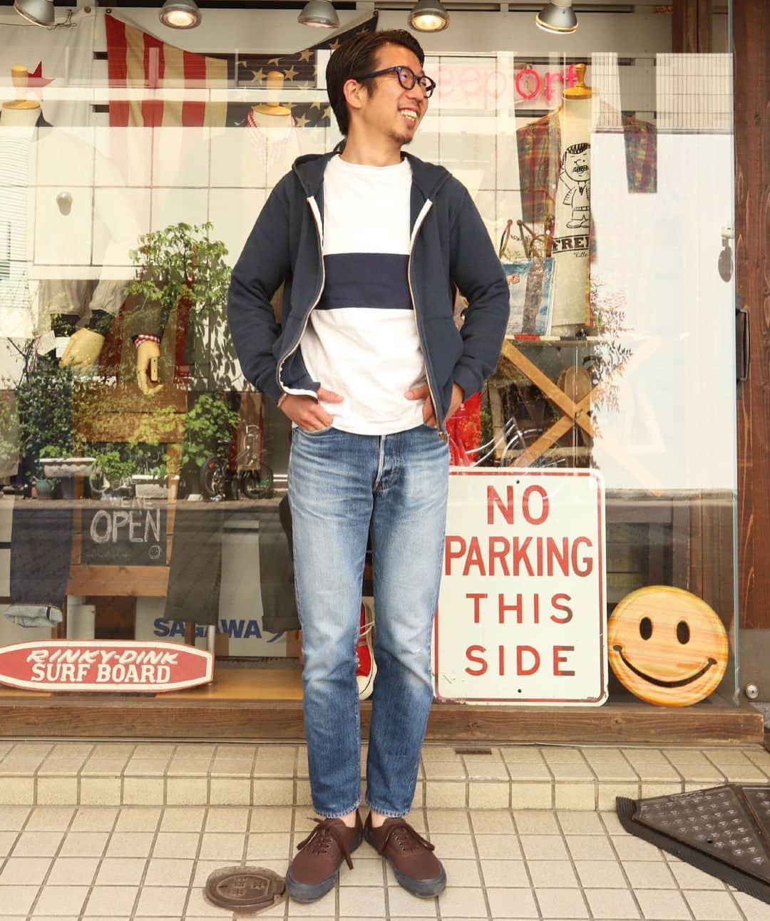のインスタグラム：「本日のSTYLE  パーカーにTシャツくらいでちょうど良い気候でございます。 ※しばらくは12:00〜18:00で短縮営業となりますので宜しくお願い申し上げます。  #denim#workersjapan #sneaker#doek #ivystyle#trad#surf #Freeportueno#tokyo#上野セレクトショップ」