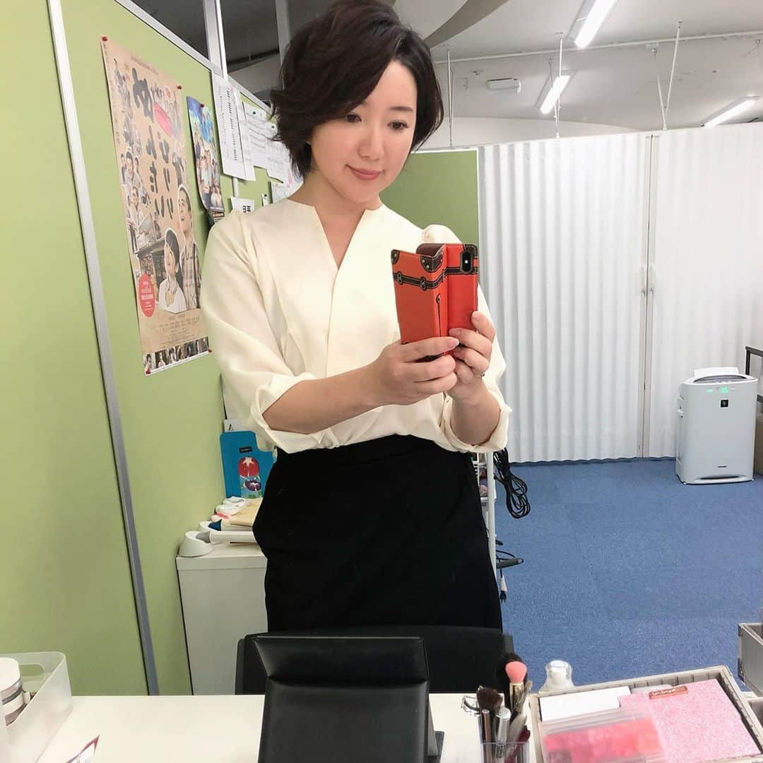 角田華子さんのインスタグラム写真 - (角田華子Instagram)「#福岡ニュースファイルcube  #福岡県知事 #小川知事生出演 でした #番組衣装は #オフホワイトブラウス #プラチノロッサ 番組でも出演者の距離をとっています #ソーシャルディスタンス  #外出自粛 #ステイホームがんばろう」4月11日 13時35分 - sumidahanako