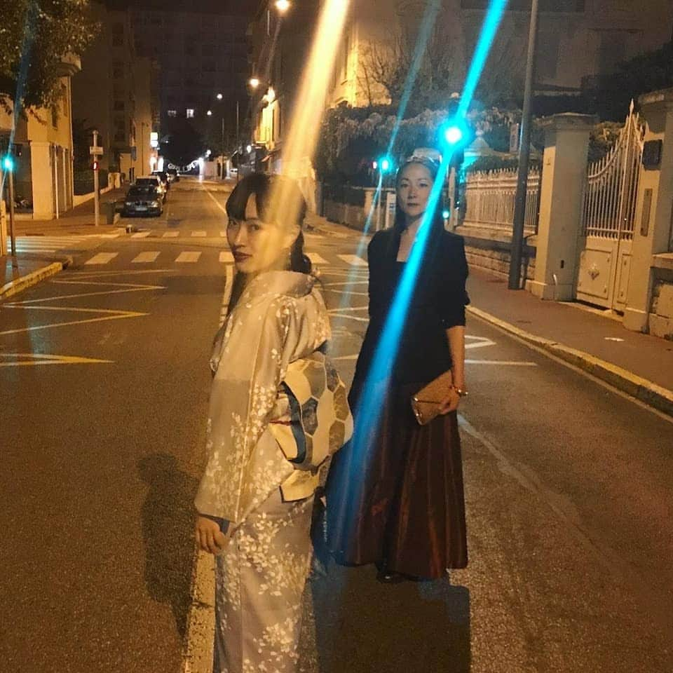 鈴木みほさんのインスタグラム写真 - (鈴木みほInstagram)「One year ago in Cannes♥️ These lights😲✨🎨 一年前、ワリガミがノミネートしてカンヌに滞在していた時。プロデューサーたちが大きなヴィラを一軒貸し切ってくれて、監督ともう一人の主演エミリーと5人暮らし😊私はここぞとばかりにチーズを食べまくった🇫🇷 Photo by our director @lapeyre 🔥🔥🔥 #warigami #cannes #canneseries #nomination #lights #kimono #mihosuzuki #emilypiggford #jasonlapeyre #cheese #sadako #japaneseactress #asianactress #nikkei #ワリガミ #カンヌ #ノミネート #フランス #チーズ」4月11日 13時31分 - mihyonvision