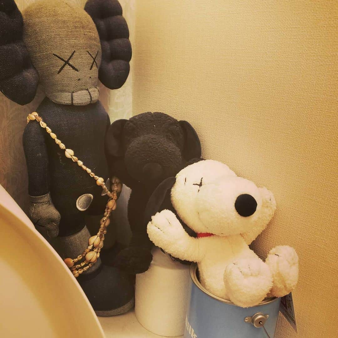 Pileさんのインスタグラム写真 - (PileInstagram)「. 小さなhappyみつけたよ♥️ 真ん中の子が座ってるの トイレットペーパーやんけ！！！ #灯台下暗し #小さな幸せ  #KAWS　#1ロール」4月11日 13時44分 - pi_channnn52