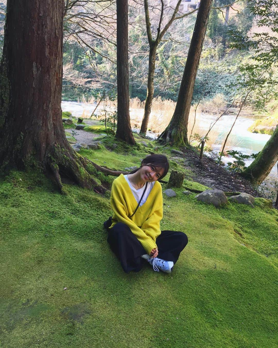 岩崎裕美さんのインスタグラム写真 - (岩崎裕美Instagram)「. #過去写真 . 山中温泉にある #鶴仙渓 という渓谷の川沿いをお散歩🚶‍♀️ . 苔が綺麗に育ってる🌲🌲🌲🌲🌲 . 私のベストモスは 青森の #奥入瀬 という場所にある苔たちです。 . この緑の天然ふかふかマットが気持ち良過ぎてゴロンと寝転んでしばらく休憩したら、少し湿ってるから服がきちんと湿り気吸収したよね← ＿＿＿＿＿＿＿＿＿＿＿＿＿＿＿＿＿＿＿＿＿＿＿＿＿ #ootd #outfit #onsen #trip #travel #sightseeing #travelphotography #japan #kaga #ishikawa #yamanaka #山中温泉 #石川県 #石川 #加賀市 #加賀 #温泉旅行 #温泉 #旅行 #旅行コーデ #旅 #観光 #過去pic」4月11日 13時41分 - hiromi_iwasaki