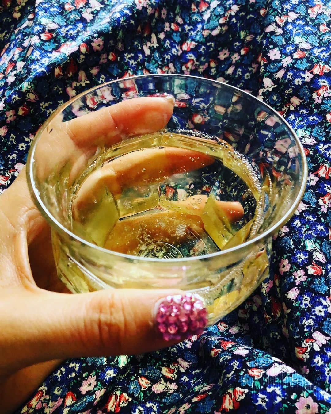 阿部洋子さんのインスタグラム写真 - (阿部洋子Instagram)「#stayhome  週末は気分転換に ひたすらごはんを作って、 飲んでる。  酒量増えたかもしれん。 コロナの弊害。  お掃除は途中で飽きる。  眠りが浅くて、 ヘンな夢ばっかりみるなー」4月11日 13時41分 - hirocoring