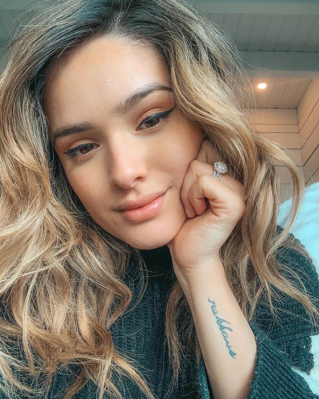 チャチー・ゴンザレスのインスタグラム：「The only thing in my control lately is my dang eyeliner lol. Sophia started teething (and showing her LATINA🔥 side) and I just feel stuck in such a rut. With that being said, I have been merciful on myself and making the best of this time being able to be so close to my family. If you’re feeling unproductive and bleh, know you’re not alone. Here’s a virtual hug for anyone who needs it. We can get through this together by staying positive...AND STAYING HOME! Try to learn something new or challenge yourself physically with home workouts! Keep your heads and hearts up ❤️」