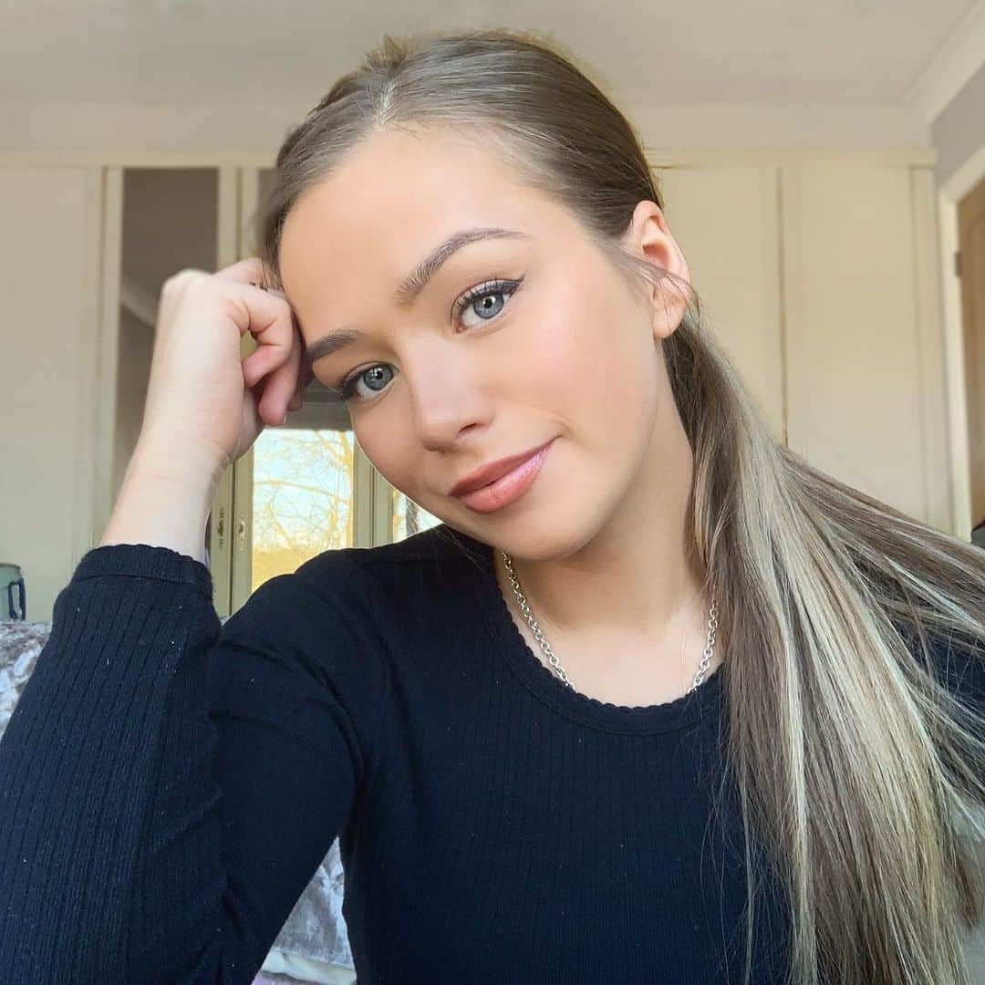 コニー・タルボットのインスタグラム：「Hi 🙃」