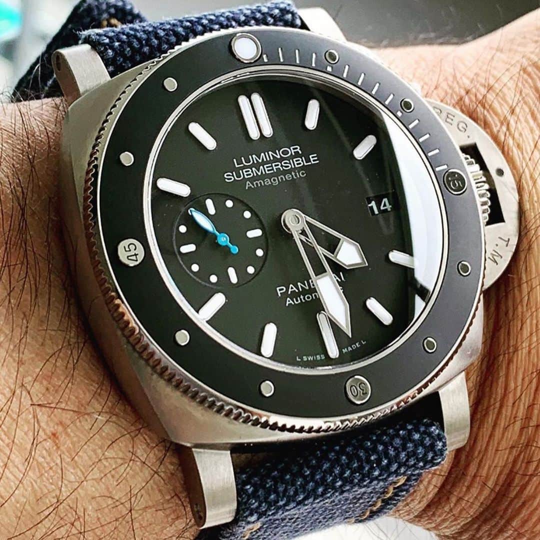 パネライのインスタグラム：「An understated and beautiful submersible. The #Panerai #PAM1389 47mm Amagnetic Titanium with ceramic Bezel. Pic by @_dome13 #paneraicentral」