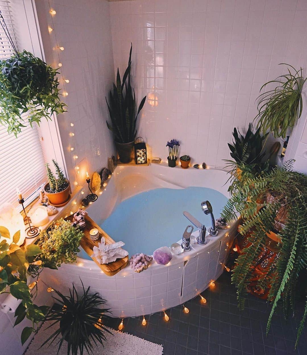 Crazy Roomsさんのインスタグラム写真 - (Crazy RoomsInstagram)「This bathtub is so magical 😍 ✨ . featuring @spiritnectar #crazyroomss」4月11日 5時52分 - crazyroomss