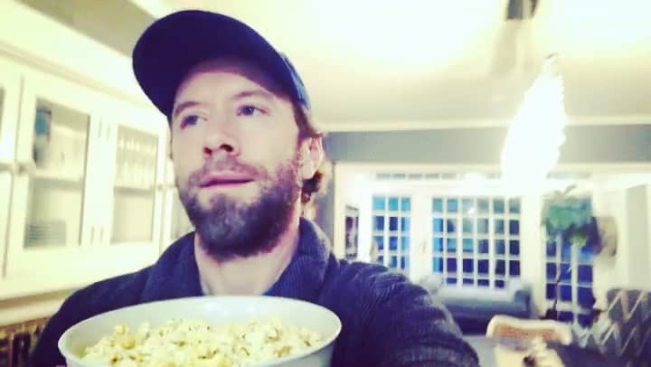 T・J・サインのインスタグラム：「What do you wanna watch? What’s your favorite film of all time? Plenty of room on the sofa! “for like ever” 😊🎥🛋🍿」