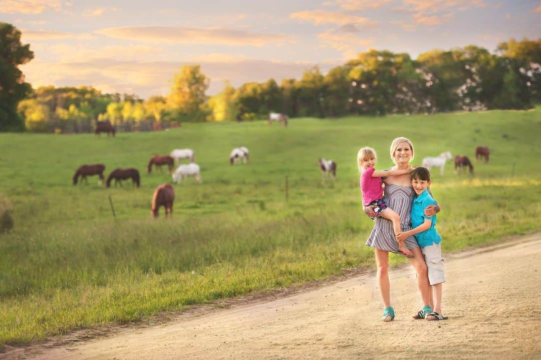 Beth Mancusoさんのインスタグラム写真 - (Beth MancusoInstagram)「Martin Fam - -  #minnesota #minnesotaphotographer #minnesotaphotography #minnesotafamilyphotographer」4月11日 5時56分 - bethjphotography