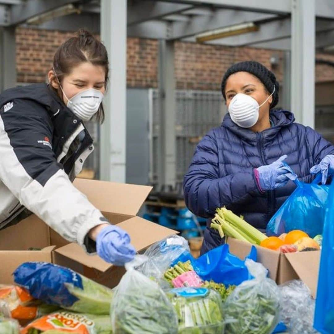 ベラ・ハディッドさんのインスタグラム写真 - (ベラ・ハディッドInstagram)「I’m proud to be donating to and supporting both @feedingamerica and @foodbank4nyc to help ensure that everyone has access to the food they need during this time of such uncertainty.  I haven’t been able to stop thinking about the single mothers and fathers at home. Having to keep food on the table for their families 24 hours a day without knowing when their next income will come to buy more.  This is for the parents and grandparents who still have to work while supporting their families and keeping them safe at home. It’s for the kids who are not able to get their lunches from school as usual. I never want a child to feel as though they are not important or loved enough to eat and I never want parents who are working hard to feel as though they are not doing enough for their kids. Which I know is not the case , and why I am so grateful for these organizations to be of such incredible help.  They are experiencing a huge increase in needs due to layoffs, school closures and other covid-19 complications, but have fewer food donations and volunteers than ever before. If you’re in a position to help, I’d love for you to join me by making a donation. And even if you can’t, practicing social distancing and staying home when you can is the best gift you can give yourself and your community right now ❤  It’s super important to know that at @foodbanks4nyc every $1 donated = 10 meals That will go directly to the incredibly vulnerable children and their families right now. I will put the links in my BIO!  Thank you I am sending so much love to you all out there !」4月11日 6時34分 - bellahadid