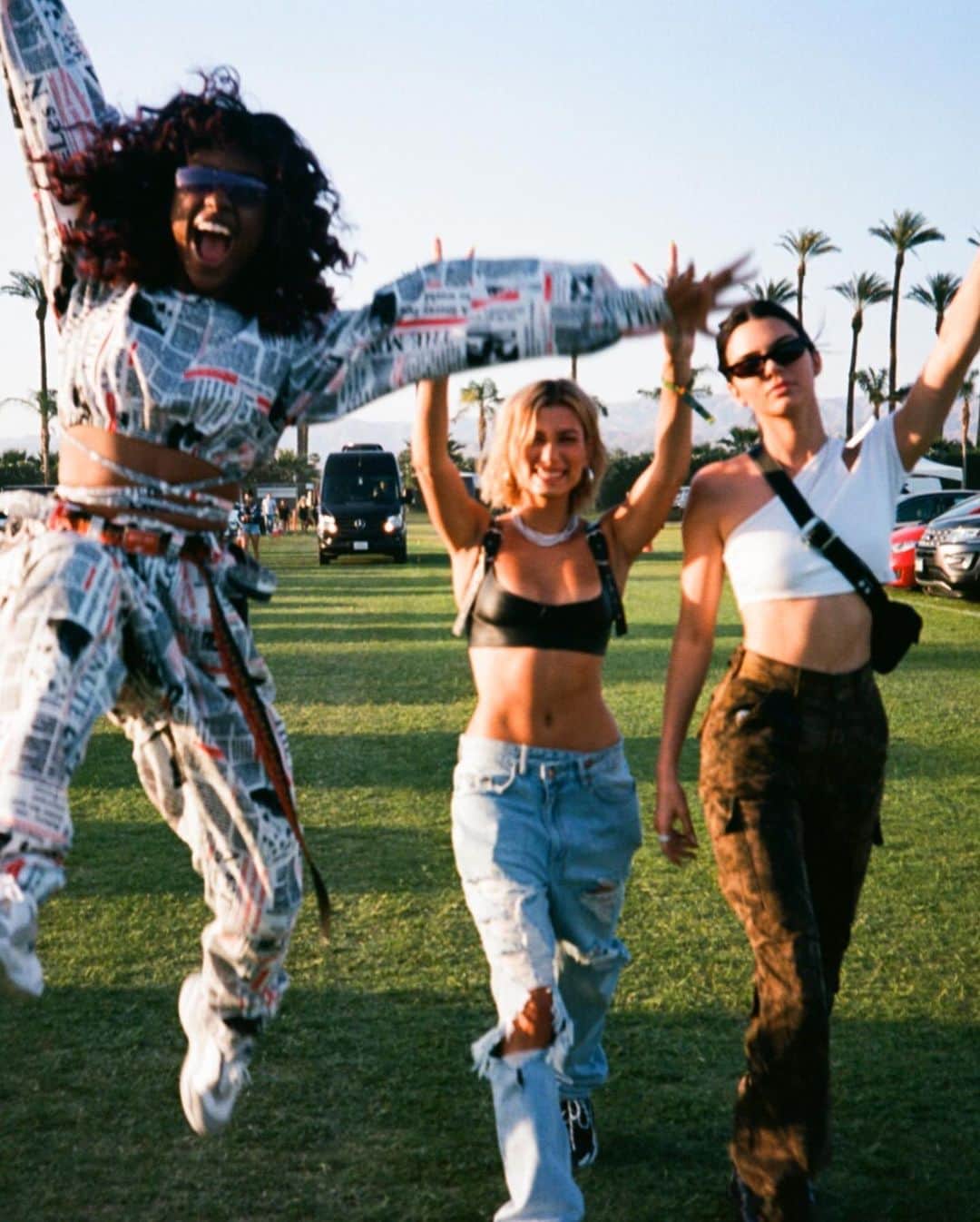 ハイレイ・ロード・ボールドウィンさんのインスタグラム写真 - (ハイレイ・ロード・ボールドウィンInstagram)「Coachella memories 18/19 🌻🌻🌻🌻」4月11日 6時44分 - haileybieber