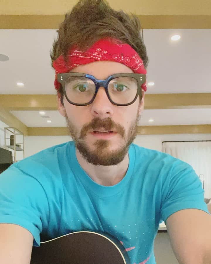 マシュー・カマのインスタグラム：「Going live Sunday at 9pm EST / 6pm PST !  Leave requests / dedications to your ex / Passover recipes」