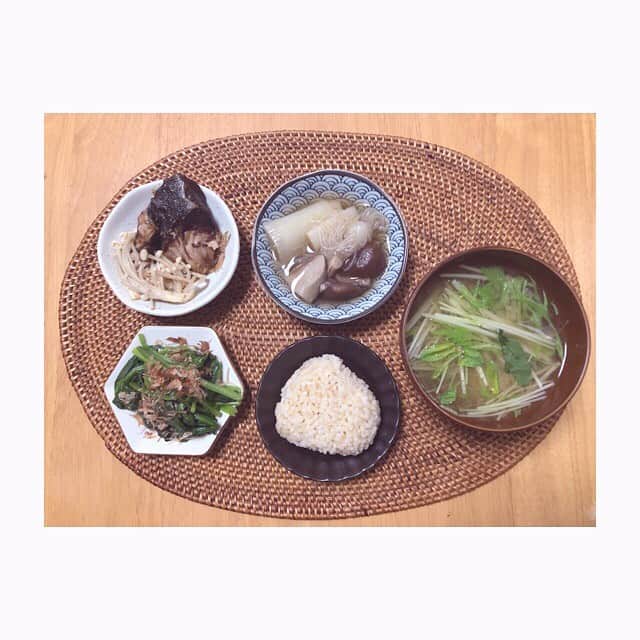 みのり(26)＠東京 ダイエットのインスタグラム：「朝ごはん . . ぶりの塩焼き 長ネギと椎茸の生姜煮 ほうれん草のお浸し 水菜のお味噌汁 玄米おにぎり🍙 . . . 行くよ、行くけど お仕事行きたくなくて お腹キリキリする🤢🥺(小学生) . . だから優しいごはん。 タンパク質少なめ。 . . わたし、新人指導係なんだけど(爆) . 指導者らしくとか、 なめられそうとか、 新人の前でヘラヘラしないとか、 . . 内臓えぐられるほど言われる。 . というかそんなメンタルなだけ(笑) . そんな毎日で、 コロナは関係ありません。 胃が痛い(笑) . . ひっそり仕事してたい。 . . わたしはピーターパン。 ピーターパン。 ピタパン。 パタン。 #ppap . いってきます。みんな手洗ってね。 . ◉ライザップ公認の紹介アンバサダーです。 〜紹介特典で、お安く入会できます〜 . ▶︎全国どの店舗でもOK ▷２週間のトライアルコースもあります(^_^)/ ▶︎カウンセリング予約前にご連絡ください . ◎入会やカウンセリングをお考えの方、 ご質問なども、DM✉️ください。 . ★トレーニング見学もできます★ . 📺RIZAP TVCM出演 🏅RIZAP BMG ファイナリスト2017.2018 . #rizap #ライザップ . #ダイエット #diet #レコーディングダイエット #ダイエッター #公開ダイエット  #朝ごはん #morning #糖質オフ #食べて痩せる #おうちごはん #食べる #糖質制限 #低糖質ダイエット #和食 #クッキングラム #自炊女子 #腸内環境 #食事管理 #栄養 #fitmeal #oneplate #cleanmeals  #lowglycemic #玄米 #まごわやさしい #豆皿」