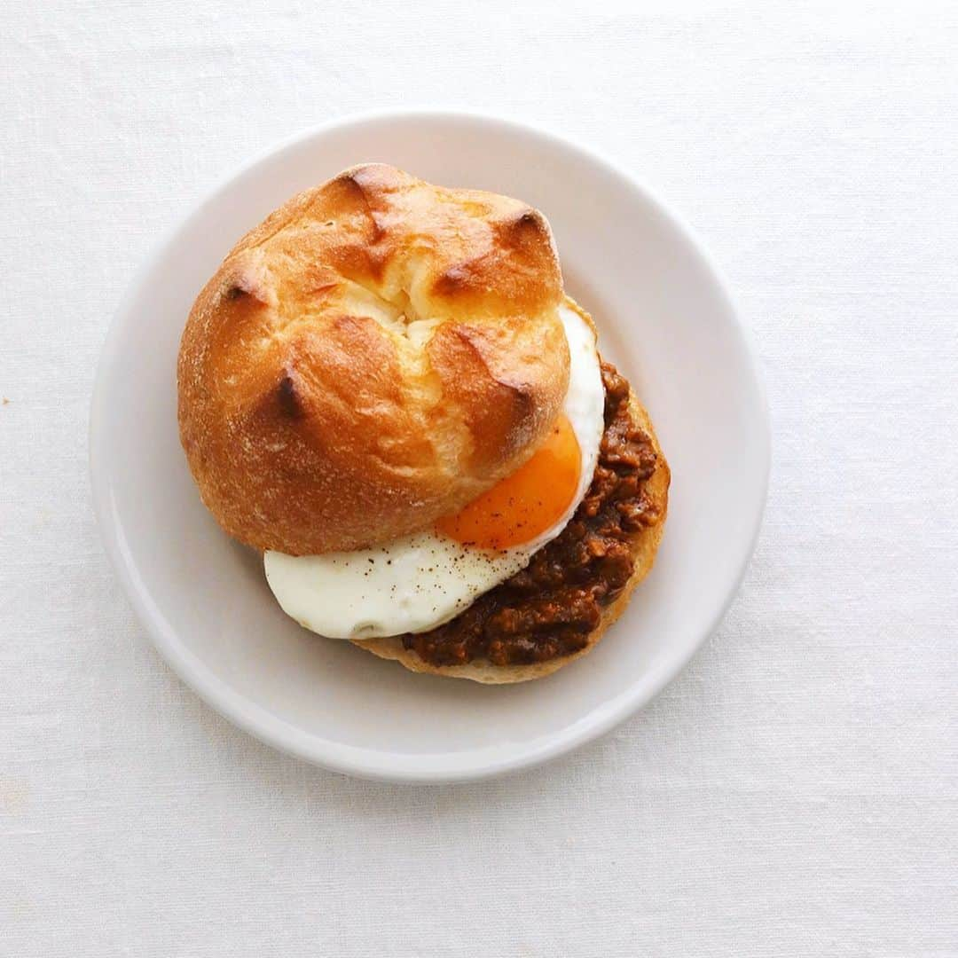 樋口正樹さんのインスタグラム写真 - (樋口正樹Instagram)「Keema curry sandwich . 朝のキーマカレーサンド。 タカキの塩バターパンに 残りもののキーマカレー、 目玉焼きを挟んでいます。 チーズ入れてればもっと 美味しかっただろーなー。 . 今回使ってるパンはタカキベーカリーの石窯塩バターパンで、これは西日本限定。塩とバターの旨味がしっかり効いてて、トーストすると皮はカリッと香ばしく、中はふっくらもっちりと美味しいパン。ちなみに、小さめのものが東日本限定で石窯塩バターロールがあります。どちらもこの春のおすすめ。春のタカキベーカリーは簡単で美味しい彩りある食卓を提案してます。 👉@takaki_bakery_official . . #カレーパン #キーマカレーサンド #タカキベーカリー #石窯パン #パン部 #パンスタグラム #パン大好き #パン好きな人と繋がりたい #パンのある暮らし #石窯塩バターロール #石窯塩バターパン #春色 #新生活 #新生活スタート #バランスの良い食事 #takakibakery #currysandwich #sandwich #sandwiches #sandwichlover」4月11日 7時20分 - higuccini