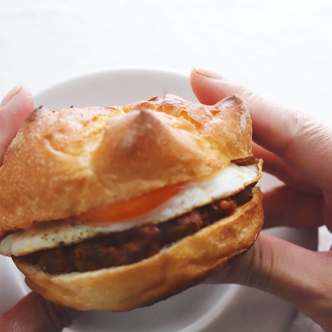 樋口正樹さんのインスタグラム写真 - (樋口正樹Instagram)「Keema curry sandwich . 朝のキーマカレーサンド。 タカキの塩バターパンに 残りもののキーマカレー、 目玉焼きを挟んでいます。 チーズ入れてればもっと 美味しかっただろーなー。 . 今回使ってるパンはタカキベーカリーの石窯塩バターパンで、これは西日本限定。塩とバターの旨味がしっかり効いてて、トーストすると皮はカリッと香ばしく、中はふっくらもっちりと美味しいパン。ちなみに、小さめのものが東日本限定で石窯塩バターロールがあります。どちらもこの春のおすすめ。春のタカキベーカリーは簡単で美味しい彩りある食卓を提案してます。 👉@takaki_bakery_official . . #カレーパン #キーマカレーサンド #タカキベーカリー #石窯パン #パン部 #パンスタグラム #パン大好き #パン好きな人と繋がりたい #パンのある暮らし #石窯塩バターロール #石窯塩バターパン #春色 #新生活 #新生活スタート #バランスの良い食事 #takakibakery #currysandwich #sandwich #sandwiches #sandwichlover」4月11日 7時20分 - higuccini