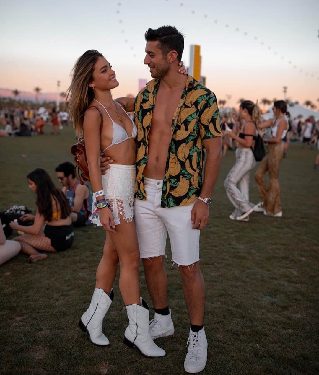 ヴェール・ゲンタさんのインスタグラム写真 - (ヴェール・ゲンタInstagram)「Archives of Coachella, a weekend spent dancing with friends to amazing music...i’ll never take any of that for granted again. I can’t wait to dance around a big field and hug all of my friends!!! Till then, stay home & stay healthy 🤸🏻‍♂️ This year it’s #Couchella2020」4月11日 7時21分 - valegenta
