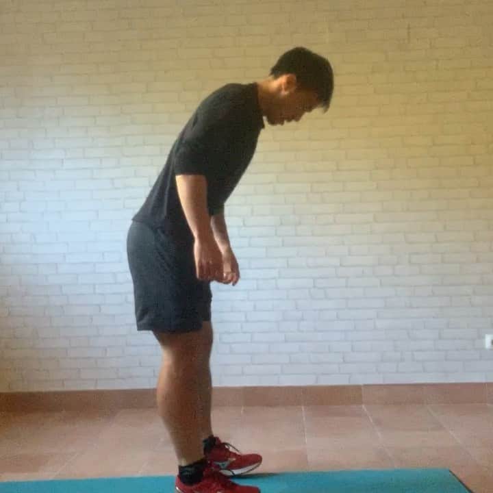 岡崎慎司のインスタグラム：「Training video day 18 昨日よりもさらに激しい腕振りです💪 体がブレない事を意識してスピードもあげてください！ 最初にドイツに行った時に感じた事が、プレーの迫力でした。トレーニングというよりは、小さい頃から染み付いてる感じがしました。そこからより下半身だけじゃなく、上半身も意識するようになりました。余談です。笑 続けましょう💪 3. 腕振り（ベントローイングの体制） 軽く膝を曲げ、上半身は背筋を伸ばしたまま地面と平行になるまで前掲する。その姿勢を保持しながら、走るときと同様に肘を曲げた状態で腕振りを行う。  4. 腕振り（長座） 膝を伸ばした状態で座り、上半身は背筋を伸ばして地面と垂直になるようにする。その姿勢を保持しながら、走るときと同様に肘を曲げて腕振りをする。 #杉本メソッド #毎日体を動かそう #」
